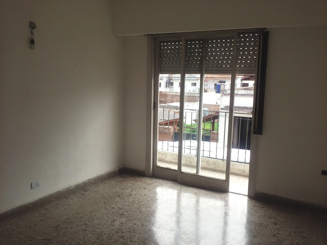 ### DEPARTAMENTO 2 AMBIENTES CON AMPLIA TERRAZA / SIN EXPENSAS / SAN MIGUEL ###